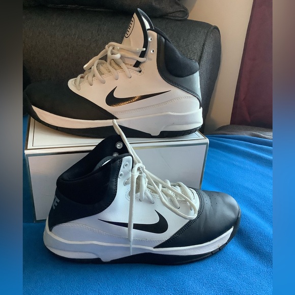 Nike Elite Youth Basketball Sneaker Size 6.5 Y Gently Worn - Picture 2 of 10